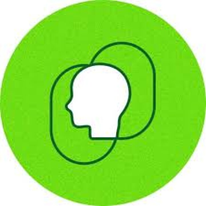 Logo Koła Naukowego SocTech: biały profil ludzkiej głowy na jaskrawozielonym tle koła, wpleciony w dwie ciemnozielone, zaokrąglone pętle.