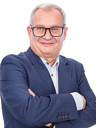 Mężczyzna prodziekan do spraw współpracy i studentów