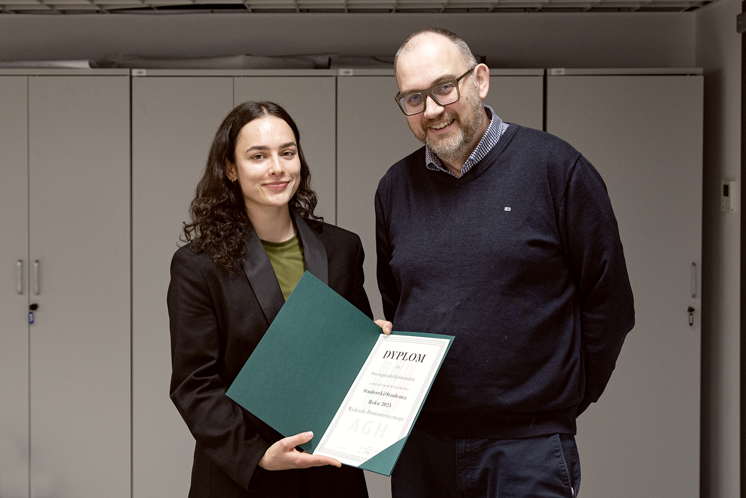 Agnieszka Kalinowska, laureatka tytułu Studentki Roku 2025 Wydziału Humanistycznego AGH, pozuje z dziekanem i dyplomem.